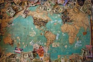Read more about the article Laura Banu-έπλυμα χρήματος-SPĂLAREA BANILOR prin instituțiile bancare și ”Infracțiunile inteligente”
